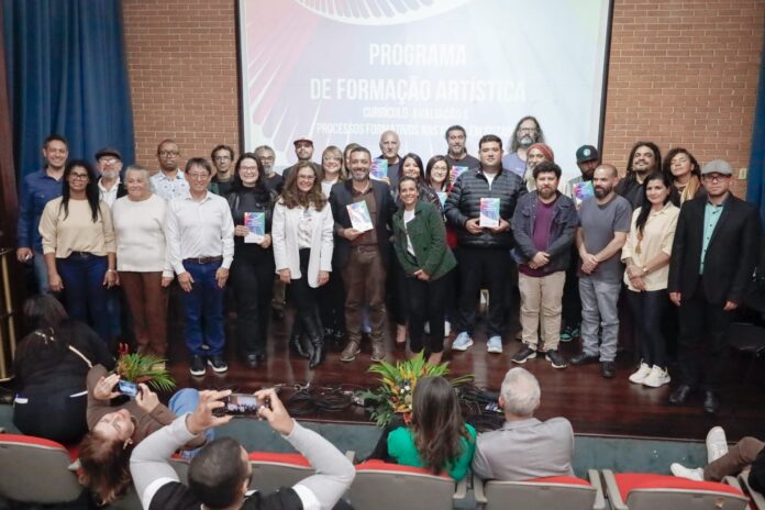 Suzano oficializa publicação que documenta o plano pedagógico do Profart