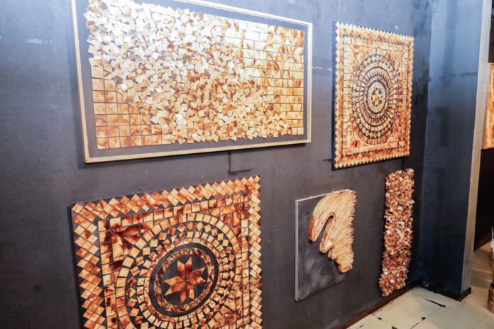 Suzano recebe exposição de Sidnei Robinson com obras feitas de filtros de papel para café