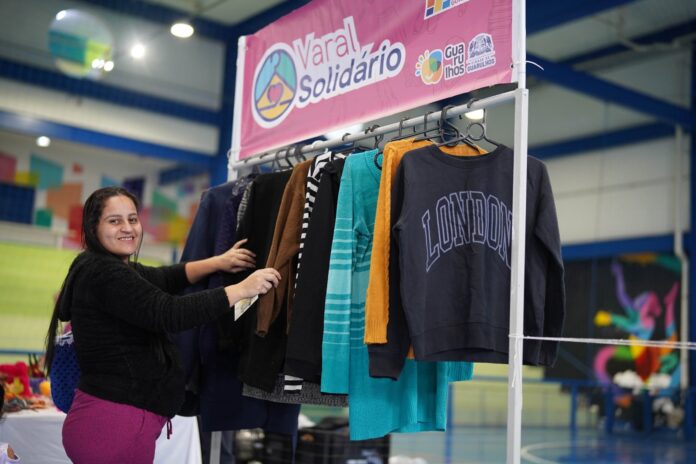 Ação social distribui mil peças de roupas para famílias no CEU Continental em Guarulhos