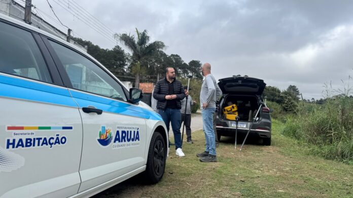 Arujá realiza selagem de residências no bairro Via Dutra para avanço da regularização fundiária