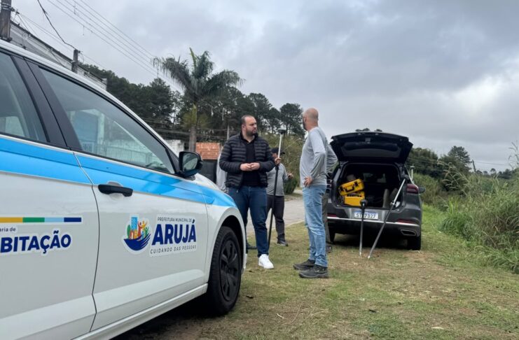 Arujá realiza selagem de residências no bairro Via Dutra para avanço da regularização fundiária