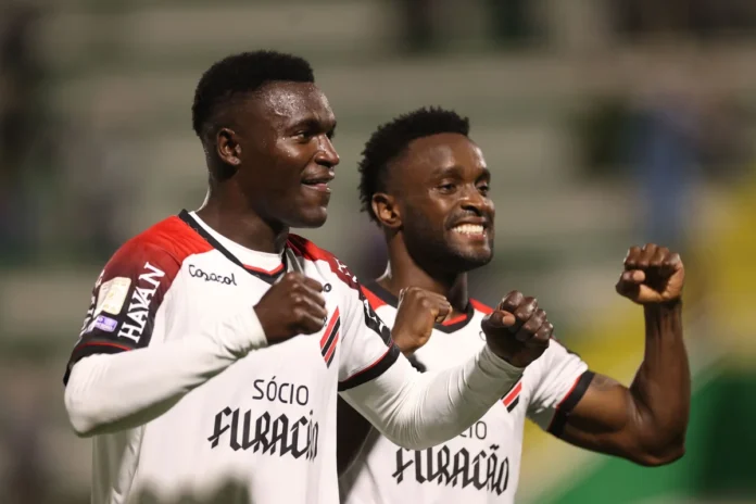 Athletico-PR goleia Chapecoense na Arena Condá e retoma o terceiro lugar no Brasileirão