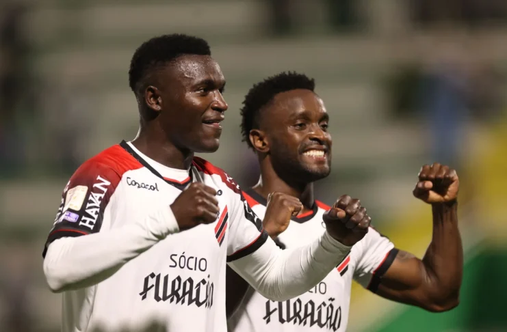 Athletico-PR goleia Chapecoense na Arena Condá e retoma o terceiro lugar no Brasileirão