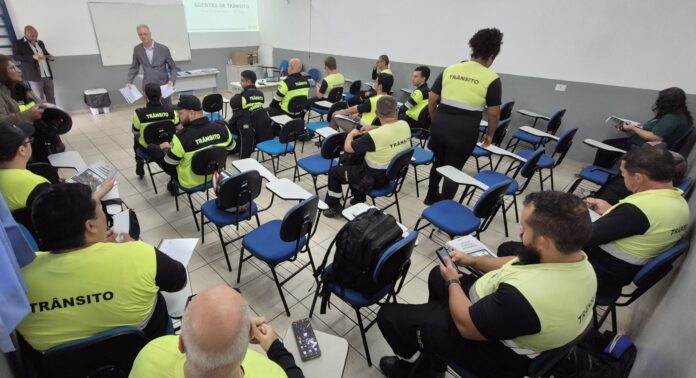 Atibaia capacita agentes de trânsito e guardas civis em curso de atualização viária
