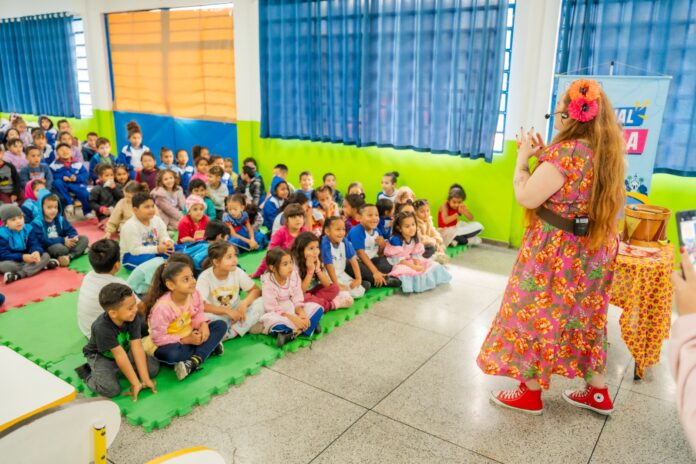 Bienal do Livro de Guarulhos leva contação de histórias para escolas municipais