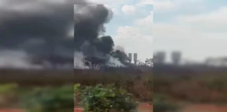 Bombeiros controlam incêndio de grandes proporções em galpão na Cidade do Automóvel