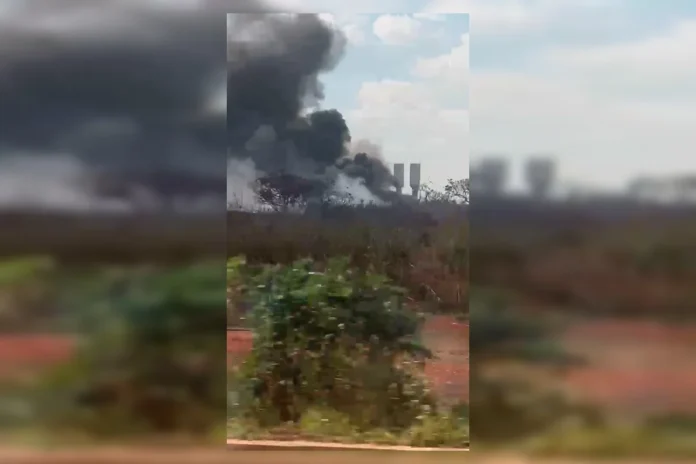 Bombeiros controlam incêndio de grandes proporções em galpão na Cidade do Automóvel