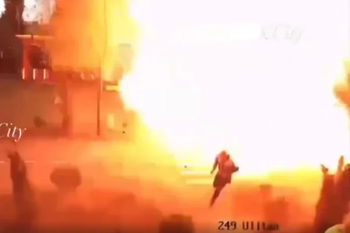 Câmera registra momento em que pedestre foge de ofensiva de drone nos arredores de Kiev