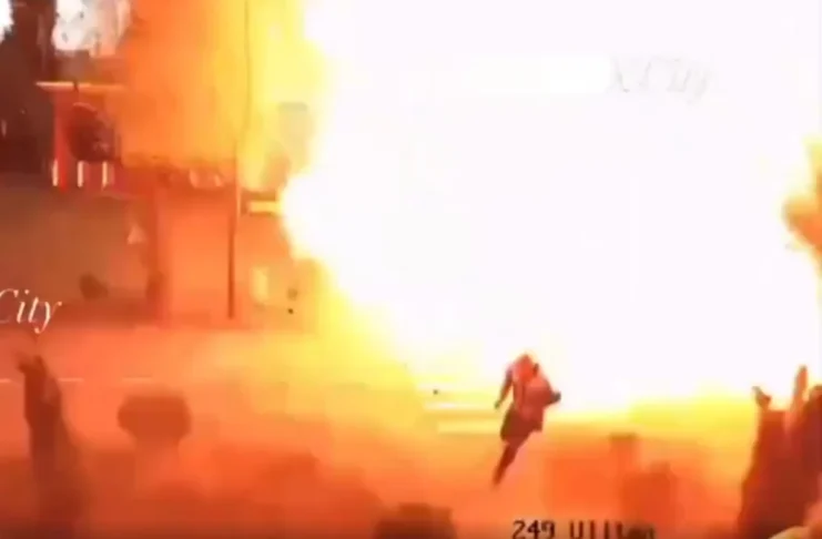 Câmera registra momento em que pedestre foge de ofensiva de drone nos arredores de Kiev