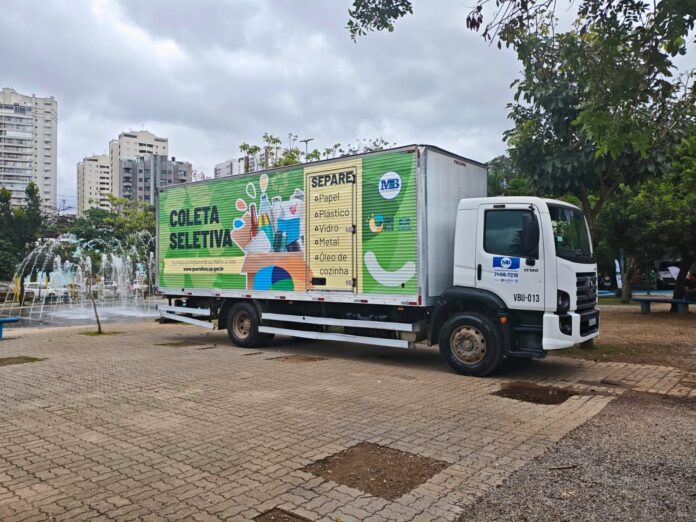 Caminhão da coleta seletiva recolhe recicláveis no Bosque Maia durante Semana Lixo Zero em Guarulhos