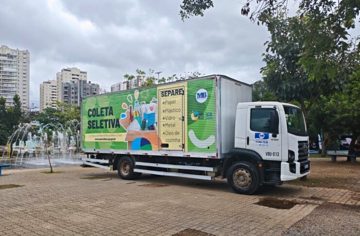 Caminhão da coleta seletiva recolhe recicláveis no Bosque Maia durante Semana Lixo Zero em Guarulhos