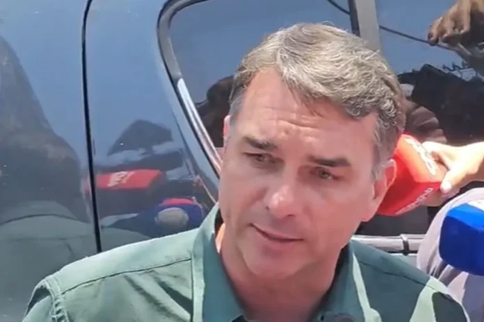 Canais de WhatsApp da campanha de Flávio Bolsonaro operam sem registro exigido pelo TSE