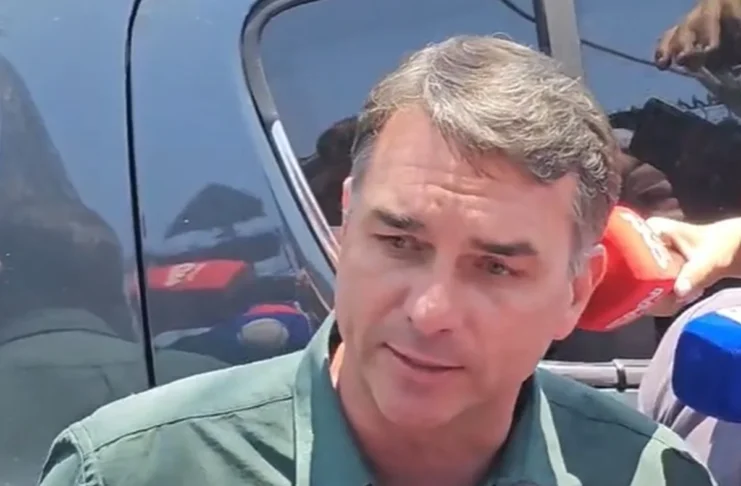 Canais de WhatsApp da campanha de Flávio Bolsonaro operam sem registro exigido pelo TSE