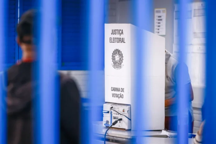 Cláusula de barreira atinge 16 partidos políticos nas eleições e restringe recursos