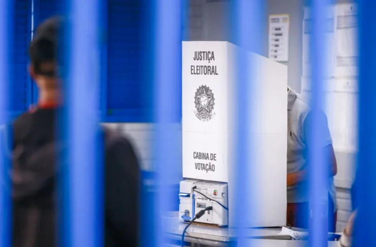 Cláusula de barreira atinge 16 partidos políticos nas eleições e restringe recursos