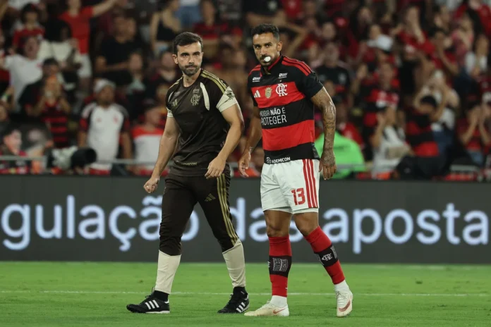 Danilo sofre fraturas na mandíbula em clássico e passará por cirurgia