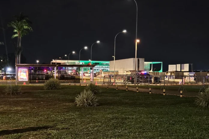 Esplanada tem área isolada por suspeita de bomba após homem lançar mochila perto do STF