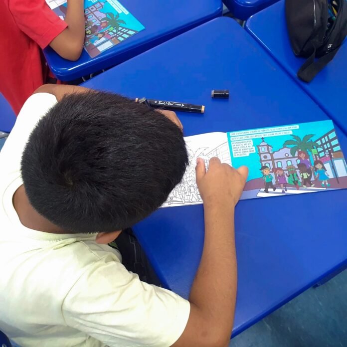 Estudantes municipais de Guarulhos aprendem regras de trânsito com livro educativo de colorir