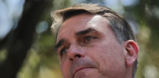 Flávio Bolsonaro defende agilidade do TSE após bloqueio de canal de apoio a Lula