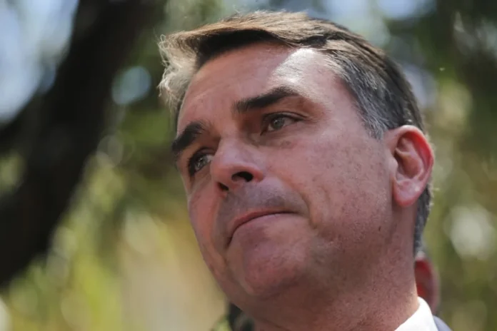 Flávio Bolsonaro defende agilidade do TSE após bloqueio de canal de apoio a Lula