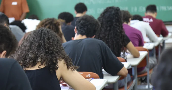 Fuvest 2027 aplica primeira fase para mais de 106 mil inscritos; confira horários e orientações