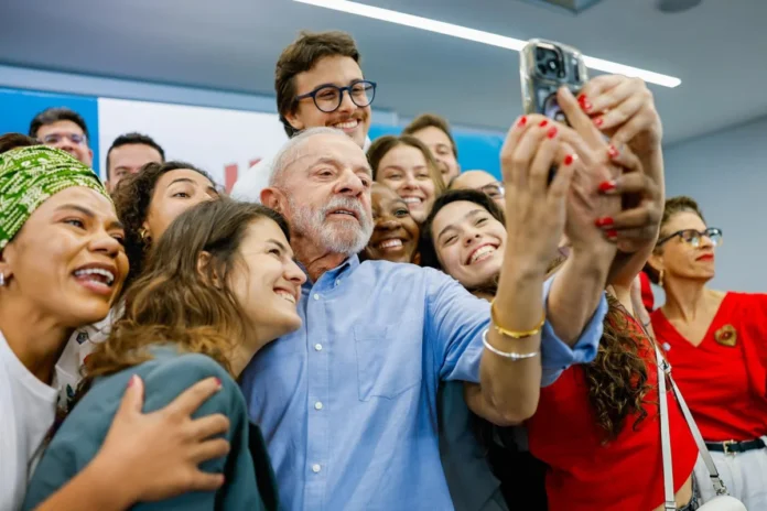 Lula ajusta comunicação digital e aposta na juventude para reverter vantagem de Flávio Bolsonaro