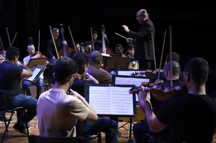 Orquestra Gru Sinfônica apresenta 'As Quatro Estações' em concerto gratuito no Teatro Adamastor