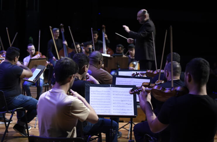 Orquestra Gru Sinfônica apresenta 'As Quatro Estações' em concerto gratuito no Teatro Adamastor
