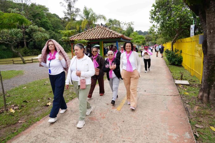 Outubro Rosa: Bosque Maia recebe mais de 200 mulheres em caminhada de conscientização em Guarulhos