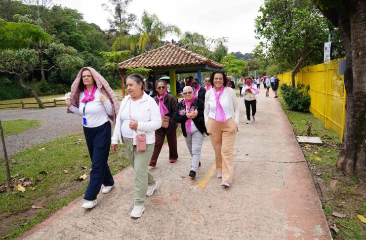 Outubro Rosa: Bosque Maia recebe mais de 200 mulheres em caminhada de conscientização em Guarulhos
