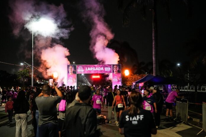 Outubro Rosa: Corrida noturna mobiliza mais de 2 mil pessoas em Arujá
