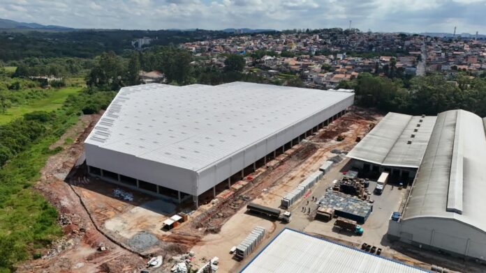 Prefeito vistoria obras de ampliação do centro logístico instalado na Vila Figueira - foto 1