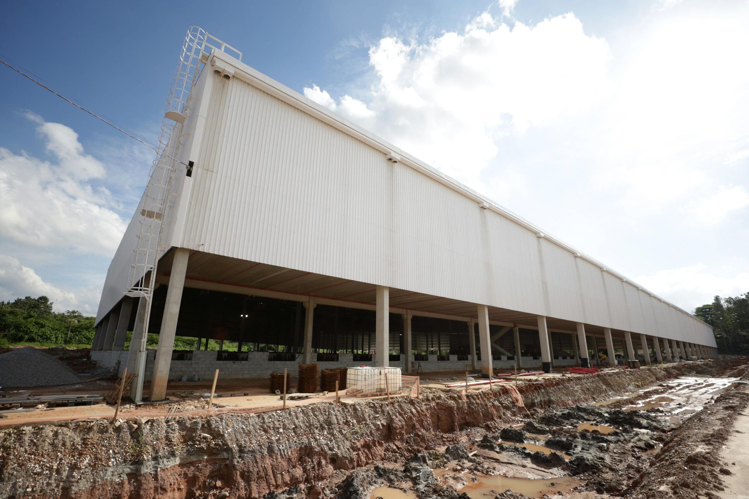Prefeito vistoria obras de ampliação do centro logístico instalado na Vila Figueira - foto 2