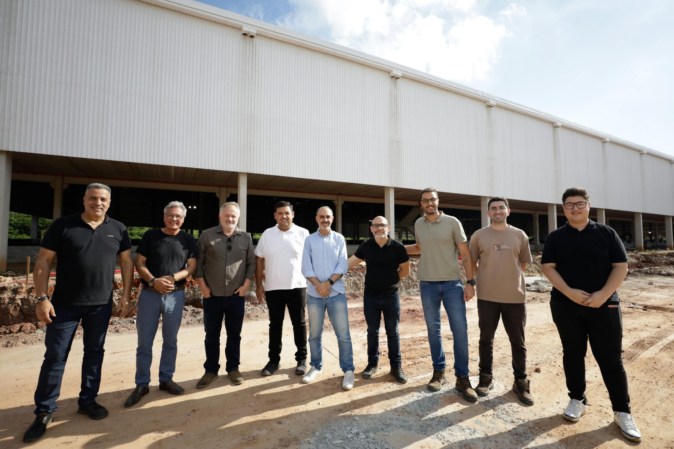 Prefeito vistoria obras de ampliação do centro logístico instalado na Vila Figueira - foto 3