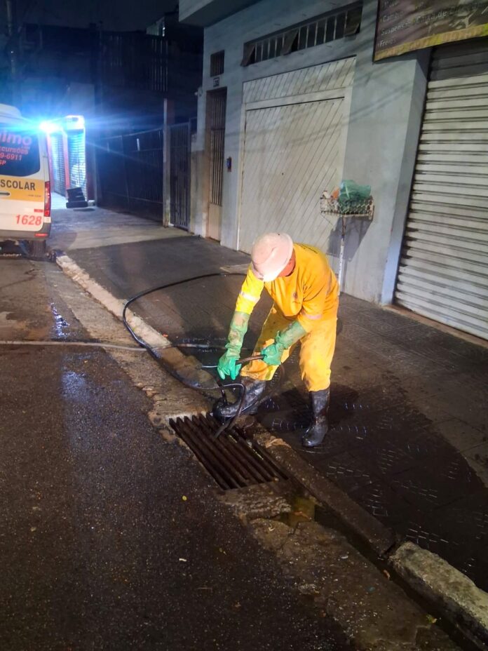 Prefeitura de Guarulhos realiza desobstrução de bocas de lobo na Vila Rio e Parque Continental