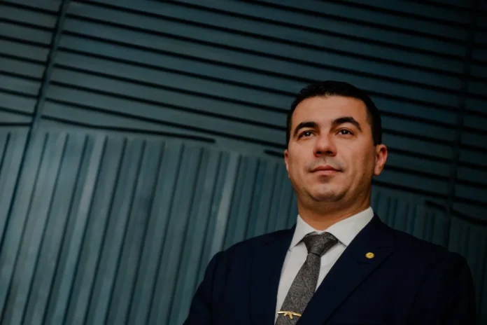 Prestadores de serviço cobram pagamentos da campanha de Luís Miranda no DF