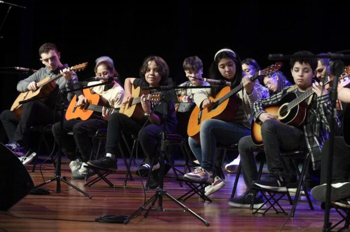 Teatro Adamastor recebe concerto gratuito com 60 integrantes do Clube do Violão