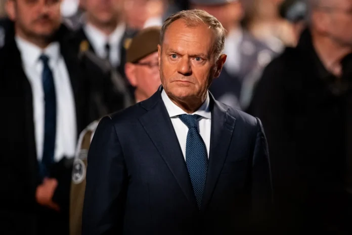 Tensão na Polônia: Donald Tusk é acusado pela oposição de tentativa de golpe após cerco a tribunal
