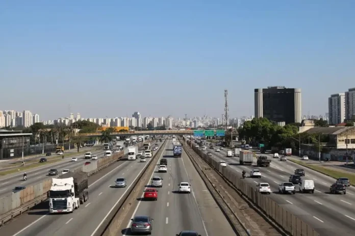 Tombamento de caminhão interdita faixas e causa 6 km de fila na Via Dutra em Guarulhos