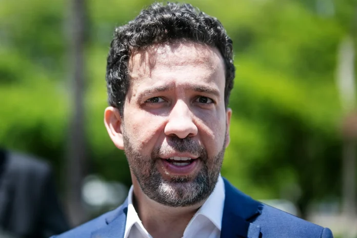 TSE restabelece provisoriamente canal de WhatsApp gerido por André Janones