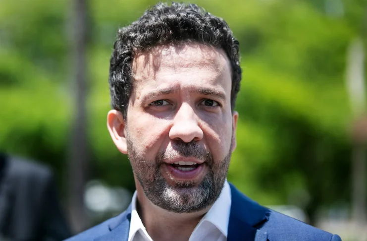 TSE restabelece provisoriamente canal de WhatsApp gerido por André Janones