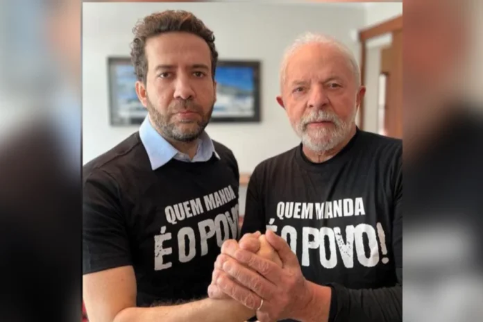 TSE suspende canal de WhatsApp de André Janones após determinação de Kassio Nunes Marques